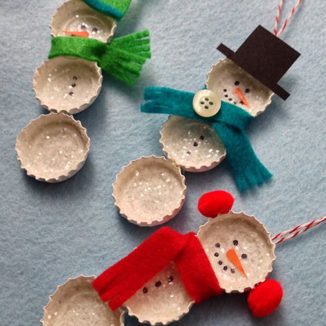 Bundled Bottle Cap Snowmen Beer Bottle Cap Crafts, Diy Bottle Cap Crafts, Beer Cap Art, Bottle Cap Projects, Beer Bottle Caps, Bottle Cap Crafts, Diy Bottle, Christmas Ornament Crafts, Bottle Caps