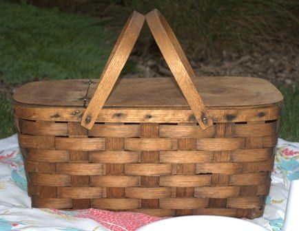 Antique Picnic Basket, Basket Makeover, Vintage Picnic Basket, Native American Baskets, Wicker Hamper, Antique Wicker, Old Baskets, Advertising Display, Wicker Picnic Basket