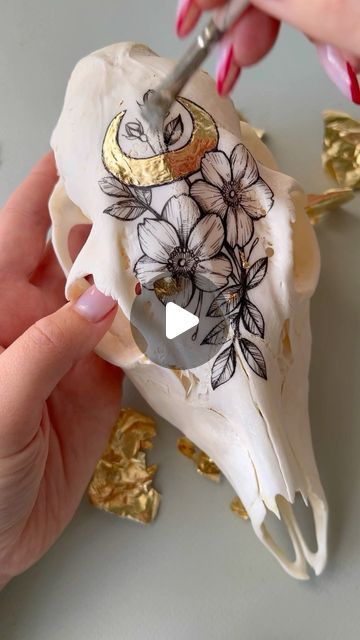 Vulture Culture Crafts, Deer Skull Carving, Deer Skull Art Diy, Elk Ivory Ideas, Painted Deer Skulls Diy, Oddities Decor Diy, Cow Skull Painting Ideas, Skull Art Animal, Bone Artwork