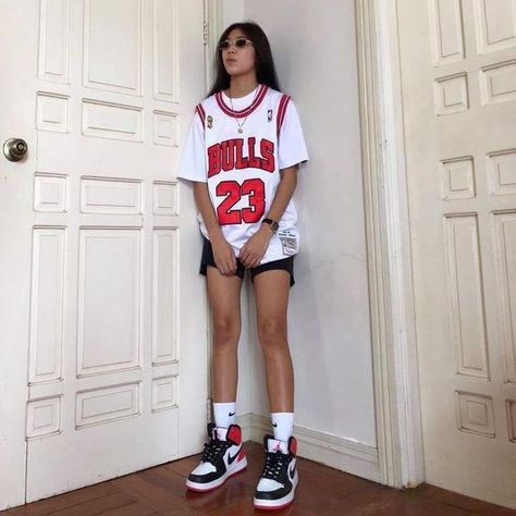 Basketball T Shirt Outfit, Nba Shirt Outfit Women, Basketball Style Outfit, Basketball Style Women, Outfits With Jerseys, Nike Shirt Outfit, Basketball Outfit For Women, Sport Jersey Outfit Women, Basketball Shirt Outfit