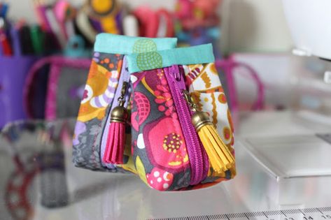 Bauble Pod: A Popcorn Pouch Pattern Hack | Amista Baker Popcorn Pouch, Pochette Diy, Log Cabin Quilt Pattern, Popcorn Bags, Pink Stitch, Zipper Pouch Tutorial, Pattern Hack, Pouch Tutorial, Fabric Handbags