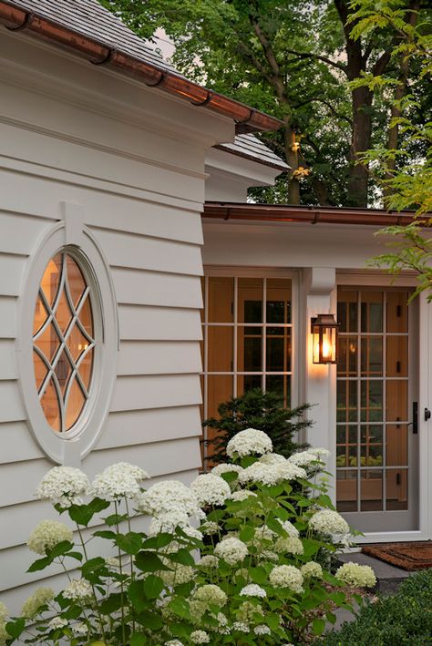 California Cottage Exterior, Wall Around House Outside, Cottage Exteriors Ideas, Spanish Cottage Exterior, Cottage Style Patio, Coastal Colonial Exterior, Side Entrance Ideas Exterior, Covered Porch Design, Coastal Country House