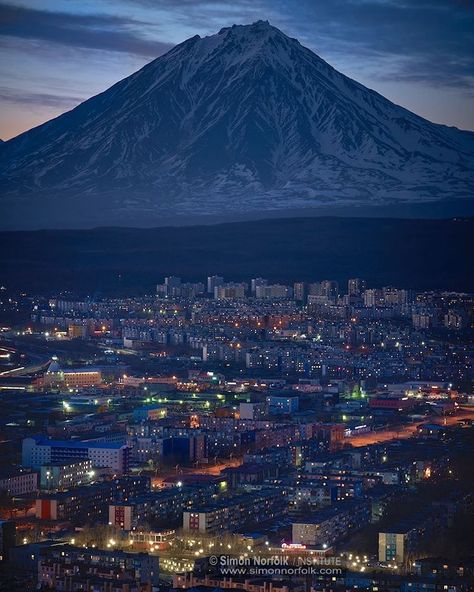 62k Likes, 271 Comments - National Geographic (@natgeo) on Instagram: “Photograph by @simonnorfolkstudio Koryaksky volcano looming large above Petropavlovsk-Kamchatsky,…” Aleutian Islands, Inner World, City House, The Freedom, Travel Goals, City Skyline, Stunning View, Volcano, National Geographic