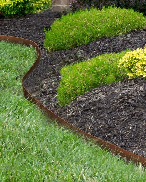 20 Best Garden Bed Edging Ideas - Garden Edging Inspo Mailbox Landscape, Landscape Edging Ideas, Border Landscape, Lawn Edging Ideas, House Mailbox, Garden Border Ideas, Metal Garden Edging, Garden Edger, Fence Border