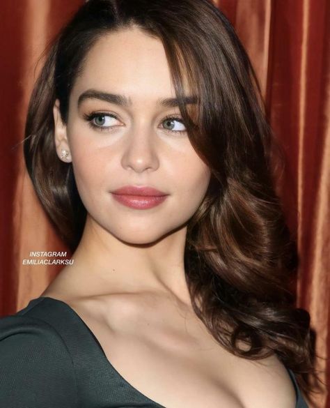 Emilia Clarke Dark Hair, Emilia Clarke Brown Hair, Emilia Clarke Hair, Emilia Clarke, British Actresses, Pretty Eyes, Just Girl Things, Look Alike, Dark Hair