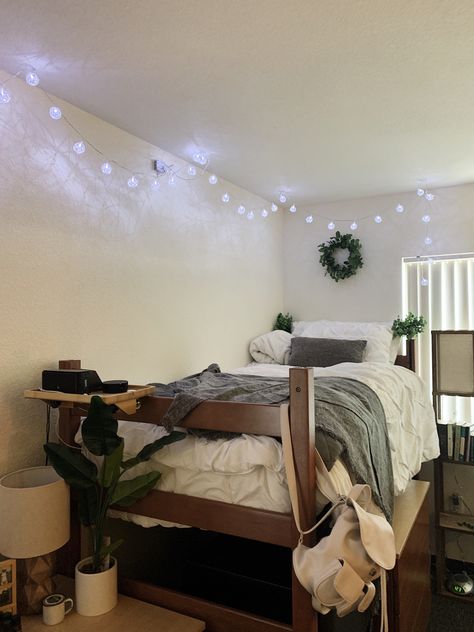 White and grey dorm room with wood and green accents White Room With Wood Accents, Grey And Green Room Ideas, Sage Green And White Dorm Room, Dorm Inspiration Green, Green And Grey Dorm Room, White Grey And Green Bedroom, Forest Green Dorm Room, Dark Green Dorm Room, Green College Dorm Room Ideas