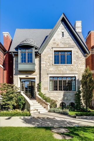 Small Brick House Design, Brick Palette, Simple House Exterior, Turret House, Kingdom Aesthetic, Nice Houses, Chicago House, Craftsman Cottage, American Houses