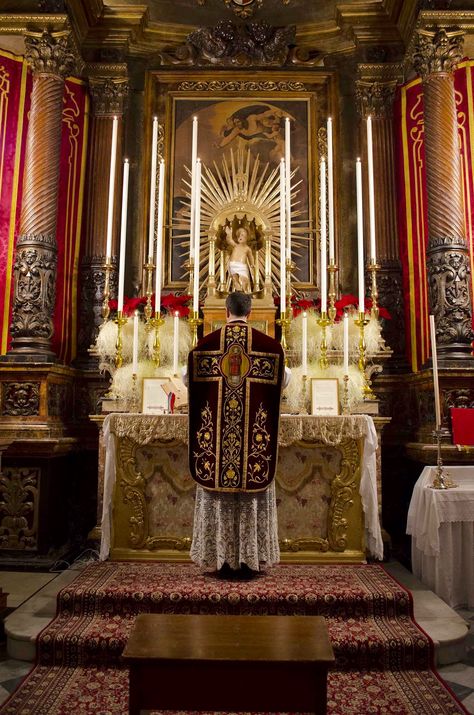 Traditional Latin Mass Catholic Gentleman, Old Catholic Church, Traditional Catholicism, Catholic Altar, Church Aesthetic, Saint Quotes Catholic, Latin Mass, Catholic Images, Art Sacre