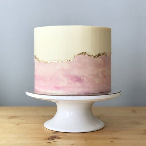 Modern Birthday Cakes, Blueberry Filling, Learn Cake Decorating, 10 Mayo, Designer Cake, Elegant Birthday Cakes, Simple Cake Designs, 18th Birthday Cake, Birthday Cakes For Women