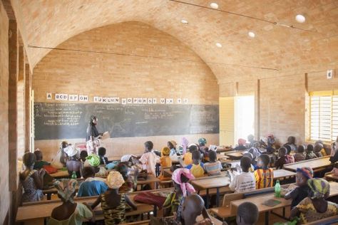 Primary School Tanouan Ibi is a sustainable building which stands at the edge of a village in the vast plain of the Dogon country in Mali. The school consists of three 7 x 9 meters classrooms for in total 180 pupils, a principal’s office, a depot and a sanitary building. In the evening the school is used for teaching women. Cob Building, Earth Bag Homes, Rammed Earth Wall, Sustainable Building, Rammed Earth, Sacred Valley, Earth Homes, Traditional Building, School Building