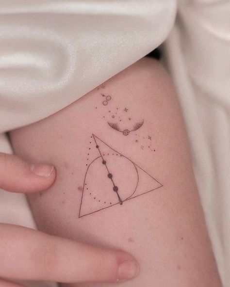 Minimalist Hp Tattoo, Pretty Harry Potter Tattoos, Hp Tattoo Minimalist, Minimalist Tattoo Harry Potter, Ravenclaw Tattoo Minimalist, Minimal Harry Potter Tattoo, Dainty Harry Potter Tattoos, Slytherin Tattoo Minimalist, Mini Harry Potter Tattoo