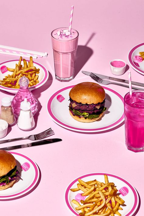 Retro Food Photography Styling, Pink Food Packaging, Junk Food Photography, Pink Food Photography, Fast Food Still Life, Food Photography Burger, Pop Art Food Photography, Retro Food Photography, 90s Fast Food