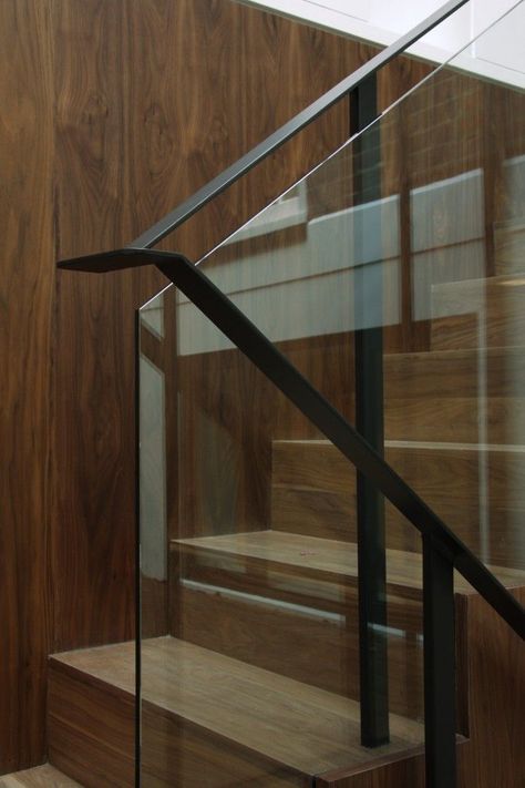 . Wood Railings For Stairs, Glass Handrail, Metal Stair Railing, Design Stairs, Interior Railings, Modern Stair Railing, Metal Handrails, Interior Balcony, Staircase Handrail