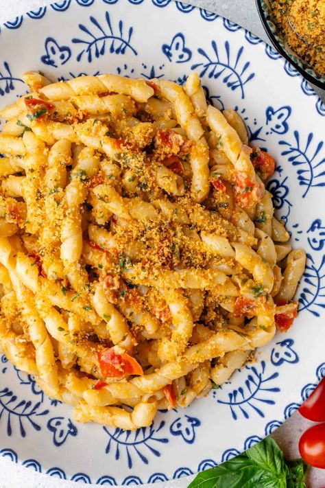 Pesto alla Trapanese is a Sicilian Pesto made with fresh tomatoes and a handful of ingredients for an easy delicious pasta in 15 minutes! Sicilian Pesto, Pasta Breakfast, Delicious Pasta, Grilled Veggies, Moroccan Food, Pasta Shapes, Winter Recipes, Summer Dinner, Easy Food