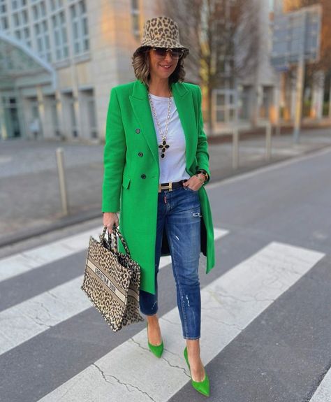 DSQUARED2 Jeans - Jeans & Denim seleccionado por LTK 2024 Outfits Spring, Verde Y Fucsia Outfit, Outfits With Green Shoes, Green Coat Outfit, Outfit Verde, Green Blazer Outfit, Stylish Business Outfits, Turquoise Clothes, Blazer Verde