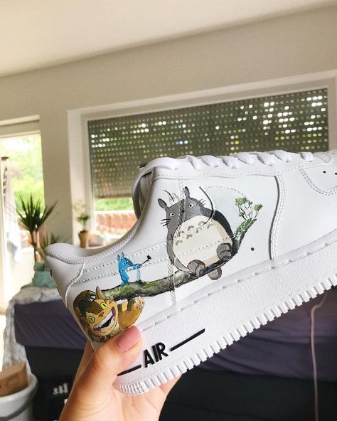 @customsbyhami shared a photo on Instagram: “🌿#totoro #cat #customshoes #custom #anime #dragon #chihiro #spiritedaway #studioghibli #selfmade #sneakerheads #sneaker #af1…” • Oct 25, 2020 at 3:43pm UTC Studio Ghibli Shoes, Custom Anime Shoes, Diy Sneakers Designs, Shoe Customs, Totoro Diy, Customized Converse, Painted Converse, Custom Af1, Custom Painted Shoes