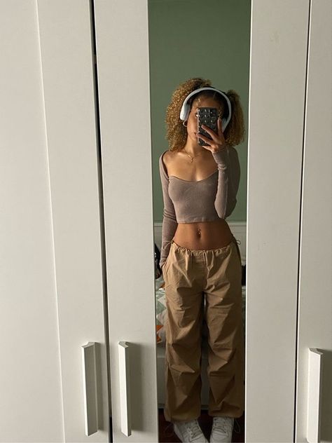 Beige Parachute Pants Outfit, Beige Parachute Pants, Parachute Pants Outfit, Ropa Hip Hop, Populaire Outfits, Tomboy Style Outfits, Swaggy Outfits, Mode Inspo, Mode Streetwear