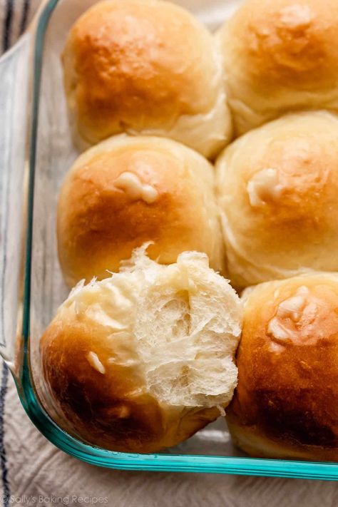 You only need 7 ingredients to make these yeasted honey butter rolls. Fluffy, flaky, soft, and buttery, with a dose of honeyed sweetness, these fresh rolls are in another league than anything store-bought. Delicious sweet dinner rolls recipe on sallysbakingaddiction.com Sweet Dinner Rolls Recipe, Honey Butter Rolls, Honey Dinner, Easter Brunch Recipes, Homemade Honey Butter, Butter Rolls, Breakfast Casserole With Biscuits, Sweet Dinner Rolls, Spring Recipes Dessert