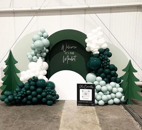 Holiday Balloon Backdrop, Christmas Tree Balloon Garland, Winter Party Photo Backdrop, Christmas Backdrop With Balloons, Christmas Balloon Backdrop Ideas, Diy Holiday Backdrop, Christmas Home Decor 2023, Backdrop Christmas Ideas, Christmas Market Decorations