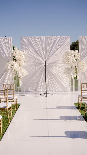 Lusine Vartanian on Instagram: "A look back at this all white modern ceremony we designed for a June wedding. Simple, yet beautiful. 🤍 | #eventdujour X @avant_garden . . . . #weddingceremony #whiteceremony #ceremonydesign #weddingplanner #weddingdesign" White Ceremony Backdrop, White Stands Wedding Ceremony, Modern Chic Wedding Decor, Modern Ceremony, Ganesh Chaturthi Decoration, Chic Wedding Decor, Modern Chic Wedding, Avant Garden, Black And White Wedding Theme