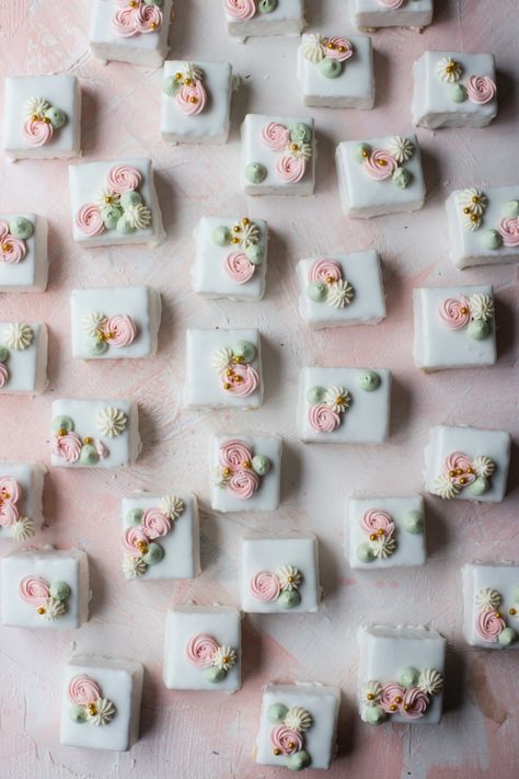 Vanilla Petit Fours Petit Four Cake Recipe, Petit Four Glaze, Petifores Recipe, Petit Fours Decorations, Petit Fours Recipe Easy, Cake Petit Fours, Petit Four Icing, Petit Fours Recipe, Petit Four Recipes