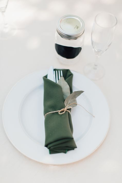 Place Setting Green Napkin Leaf Twine Emotional Outdoor Wedding Laura Memory Photography #PlaceSetting #Green #Napkin #Leaf #Twine #wedding White Wedding Table Setting, Memory Photography, Groom Wedding Ideas, Peacock Wedding Cake, Intimate Outdoor Wedding, Popular Wedding Colors, Green Napkins, Table Place Settings, Wedding Table Linens