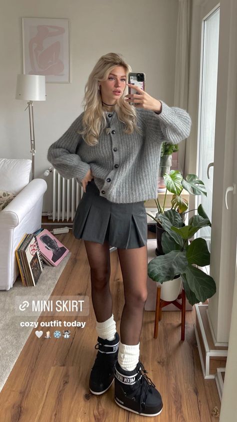 Aritzia Leather Skirt Outfit, Europe Winter Fashion, Sixth Form, Cold Weather Outfit, Moon Boot, Europe Winter, Black Luxury, Autumn Outfits, Moon Boots