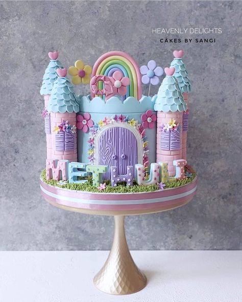 Disney Themed Cakes Easy, Castle Theme Cake, Easy Castle Cake, Fairy Castle Cake, Birthday Cake Princess, Disney Castle Cake, Easy Bows, Rapunzel Birthday Cake, Princess Theme Cake