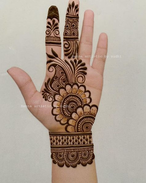 Mehendi Designs Easy And Simple, Mehendi Designs Very Simple, Very Simple Design Mehndi, Simple One Side Mehendi Designs, Simple Arabic Designs For Hands, Arabian Designs Mehendi, Children Mehndi Design Easy, Mehendi New Designs For Hands, Palm Simple Mehendi Designs