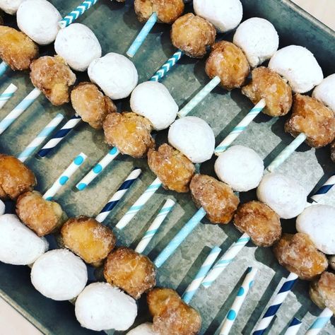 Doughnut Hole Kabobs | Penny's Food Blog Donut Holes Skewers, Donut Hole Skewers Brunch Ideas, Donut Skewers Doughnut Holes, Donut Kabobs Doughnut Holes, Doughnut Holes Display, Munchkin Donut Display, Donut Holes On A Stick, Donut Hole Display, Donut Hole Kabobs