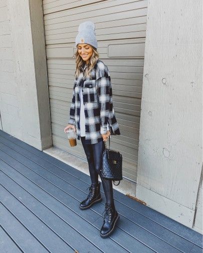 Oversize Check Shirt Outfit, Black Check Shirt Outfit Women, Chuncky Boots, Leather Leggings Outfit Winter, 80 Outfits, Black Leather Leggings Outfit, Checked Shirt Outfit, Plaid Jacket Outfit, Tops To Wear With Leggings