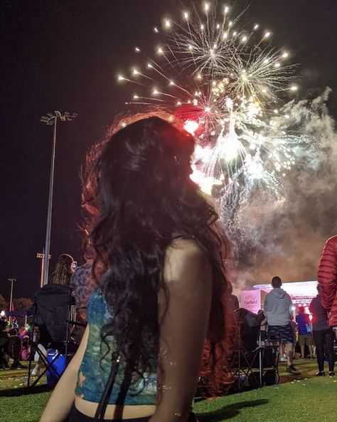 Girl looking at fireworks on new years eve NYE aesthetic black hair brown South Asian Desi girl Black Hair Brown Girl, Nye Aesthetic, Aesthetic Black Hair, Concert Picture Ideas, Fourth Of July Pics, Selfies Ideas, Festival Friends, Fireworks Pictures, Festival Aesthetic