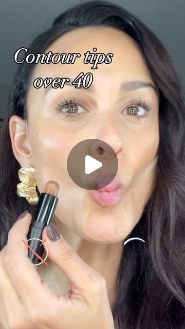 Makeup For Double Chin, Make Up Contouring Tutorial, Contour For Lifted Face, Contouring Jowls Makeup Tips, Double Chin Contour, Difference Between Contour And Bronzer, How To Choose The Right Contour Shade, How To Find The Right Contour Shade, Contour Makeup For Beginners