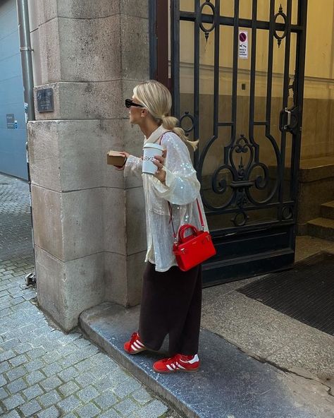 Olivia Anna-Catharina T (@oliviatps) • Fotos e vídeos do Instagram Red Adidas Outfit, Classy Christmas Outfit, Red Sneakers Outfit, Casual Christmas Outfits, Adidas Gazelle Outfit, Red Shoes Outfit, Cute Going Out Outfits, Ugly Fashion, Looks Adidas