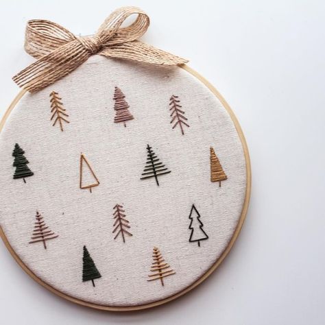 Embroidery Hoop Art Christmas, Embroidery Christmas Towels, Holiday Embroidery Ornament, Gingerbread House Embroidery Pattern, Easy Embroidered Christmas Ornaments, Easy Embroidery Christmas Ornaments, Mini Embroidery Hoop Ideas Christmas, Diy Cross Stitch Ornaments, Diy Sew Christmas Ornaments