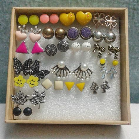 DIY stud earrings organiser ❤️ Some old cardboard box with some foam sheet cut and fixed in it and Voila!!! Made a ring holder using the… Earrings Organizer Diy, Diy Earring Holder For Studs, Earrings Organiser, Diy Earrings Box, Homemade Jewelry Holder, Diy Jewelry Organizer Box, Diy Stud Earrings, Diy Jewelry Stand, Stud Earring Organizer