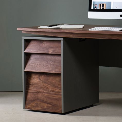 This ergonomic height adjustable sit-stand walnut desk is an elegant reimagination of a traditional writing desk. The walnut desk transforms from seating to standing at the touch of a button. A central sit-stand mechanism allows for the tabletop to smoothly rise and fall, controlled by a touch screen console. This walnut design is defined by statement bold lines and sleek angles. Exhibiting expert craftsmanship, the sit-stand desk is beautifully handmade from solid American Black Walnut. Boastin Sit Stand Desk Top, Live Edge Sit Stand Desk, Black Wooden Desk, Desk Setup Wood, Table Desk Ideas, Wooden Desk Design, Custom Desks, Walnut Office Desk, Traditional Writing Desk