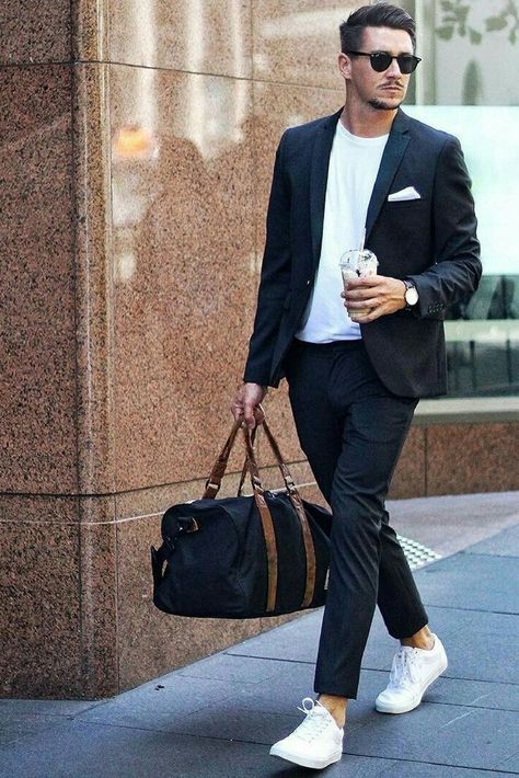 Nothing prevents you from putting on a dark woolen suit in a casual way. The main thing is that you like it and feel comfortable. Dilute the look with a white t-shirt and sneakers to give it a more informal look. The perfect outfit for any travel.  #fashion #suit #blazer #jacket #elegant Fashion Bandana, Suits And Sneakers, Stil Masculin, Business Casual Suit, Mens Business Casual Outfits, Herren Style, Mens Fashion Simple, 여름 스타일, Mens Fashion Smart