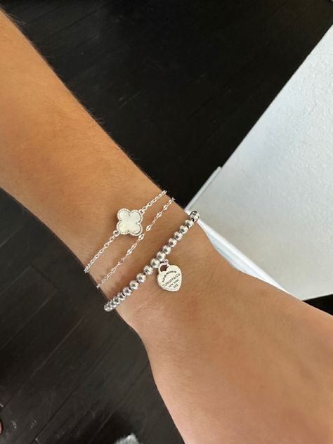 Girl wearing silver luxury bracelet stack. Cartier Armband, Minimalist Jewelry Silver, Silver Bracelet Stack, Silver Jewlery, Wrist Jewelry, Jewelry Accessories Ideas, Dope Jewelry, Classy Jewelry, Jewelry Essentials