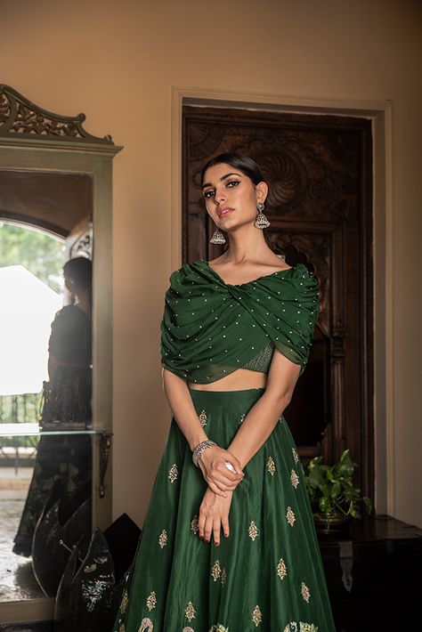 Women Lehenga Choli, Women Lehenga, Mehendi Outfits, Indian Outfits Lehenga, Lehenga Designs Simple, Lehnga Dress, Designer Outfit, Green Lehenga, Draped Blouse