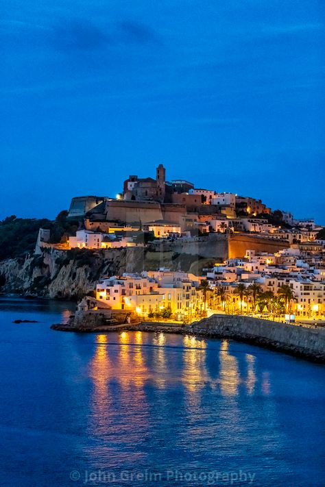 Spain Vibes, Town At Night, Ibiza Vibes, Ibiza Island, Ibiza Travel, Spain Trip, Spain Aesthetic, Spain Photos, Ibiza Town