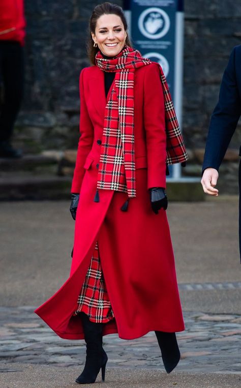 Red Coat Outfit, Kate Middleton Stil, Herzogin Von Cambridge, Black Dress Coat, Mode Mantel, Cosy Outfit, Estilo Real, Middleton Style, Military Style Jackets