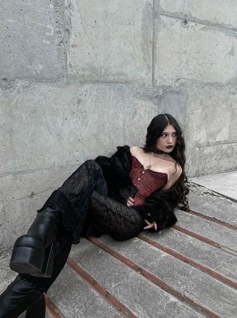 How To Style Black Corset, Vampire Style Aesthetic, Vampire Outfit Modern, Gothic Romantic Outfits, Vampire Outfit Women, Female Goth Outfits, Romantic Gothic Outfits, Vampire Core Aesthetic Outfits, Maneater Outfit