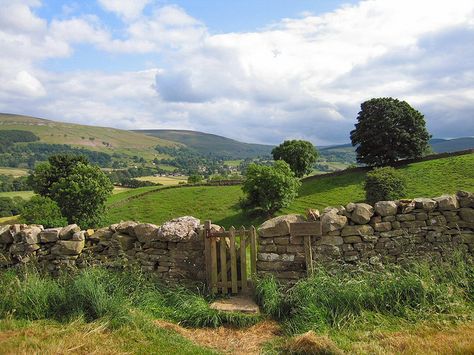 Britain Landscape, Backyard Landscapes, Casas Country, Wooden Gate, England Countryside, Countryside Landscape, Walled Garden, Dry Stone, Green Hills