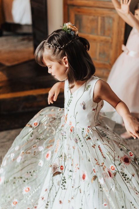 Country Flower Girl Dresses, Country Flower Girl, Unique Flower Girl Dresses, Country Flower Girls, Flower Girl Dresses Country, Flower Girl Outfits, Wildflower Wedding Theme, Garden Wedding Flowers, New Mexico Wedding