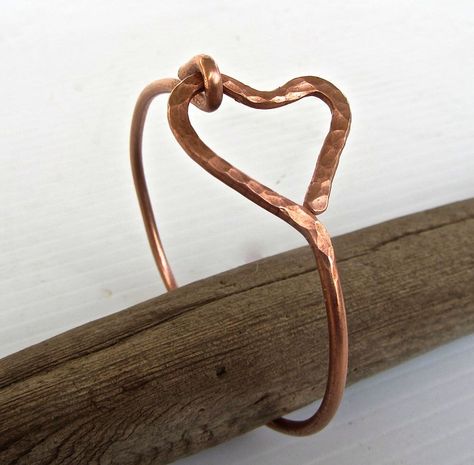 Copper Jewelry Diy, Handmade Copper Bracelet, Wire Jewelery, Hammered Jewelry, Wire Wrapped Jewelry Diy, Bijoux Fil Aluminium, Copper Wire Jewelry, Wire Jewelry Designs, Wire Bangles