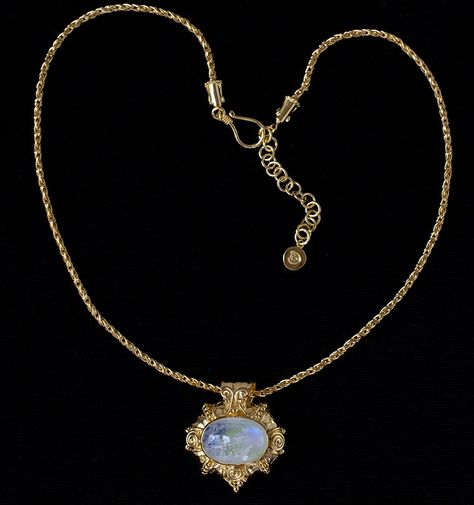 Gold Rainbow Moonstone Balinese Necklace Lapis Lazuli Gold Necklace, Gold Moonstone Necklace, Gold Jewellery Aesthetic, Bridgerton Jewelry, Moonstone Jewellery, Swan Jewelry, Faberge Jewelry, Moonstone Pendant Necklace, Rainbow Moonstone Necklace