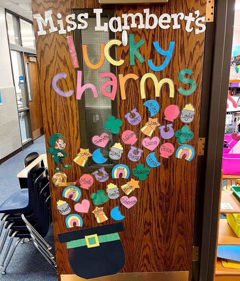 Student Made Classroom Decor, Classroom Door With Names, Teaching Organization Elementary, Vocab Bulletin Board Ideas, Ece Classroom Ideas, Elementary Teacher Organization, Elementary Classroom Themes Colorful, Uno Bulletin Board Ideas, Kindergarten Themes Classroom