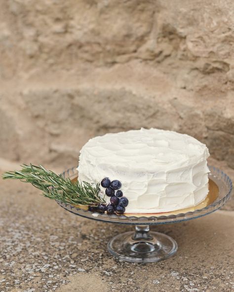 40 Simple Wedding Cakes That Are Gorgeously Understated Berry Wedding Cake, Lemon Wedding Cakes, Fruit Wedding Cake, Reception Desserts, Wedding In Spain, Spring Wedding Cake, Fruit Wedding, Small Wedding Cakes, Strawberry Topping