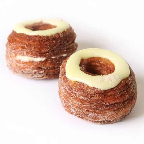 Cronut Recipe, Croissant Donut, How To Temper Chocolate, Baked Donut Recipes, Cronut, Happy Cooking, Breakfast Sweets, Flavored Sugar, Doughnut Recipe